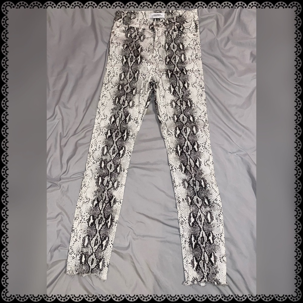 Zara shaking jeans